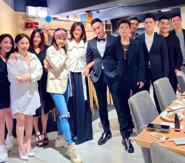 与阿娇离婚后，赖弘国晒照庆生和女友人亲密自