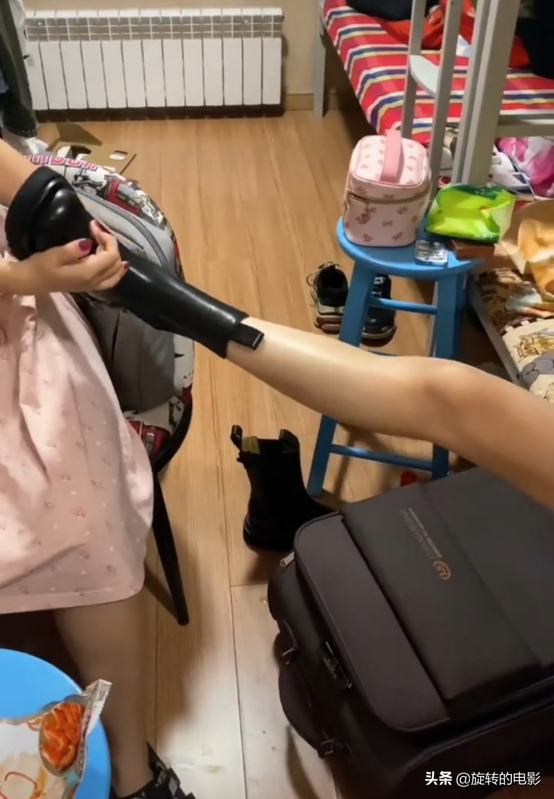 女生的靴子到底有多难脱大腿差点被卸下来了