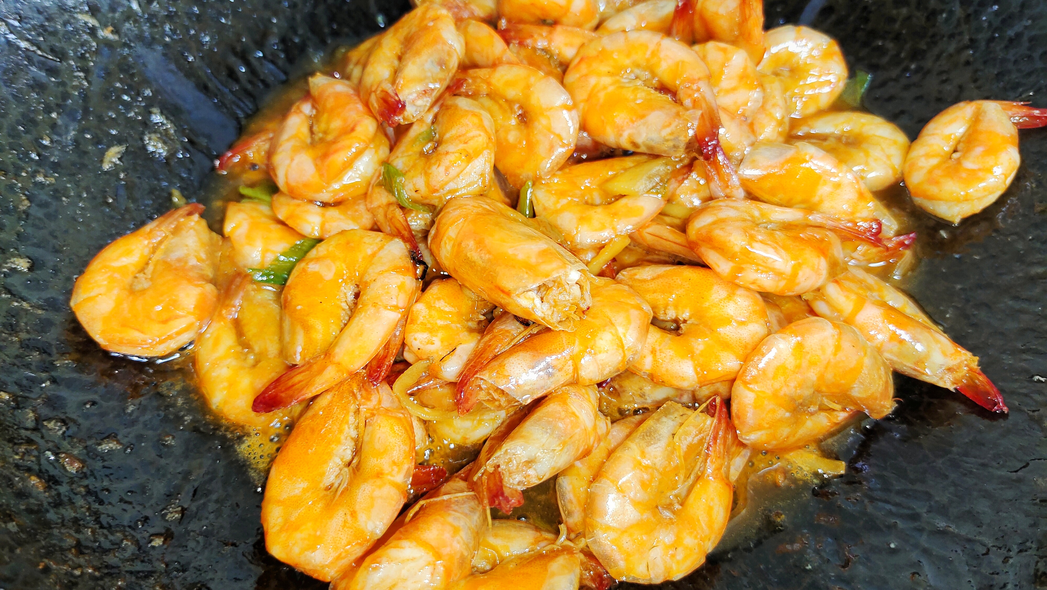 做油燜大蝦，很多人會做錯3步，難怪油不紅殼不脆，照此做才正宗