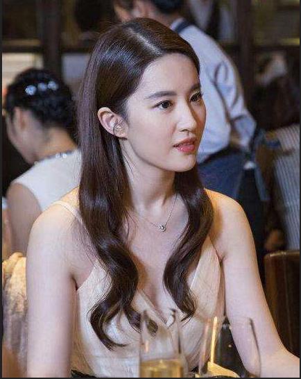 娇妻酷似刘亦菲，丈夫每天要亲吻10多次，妻子无