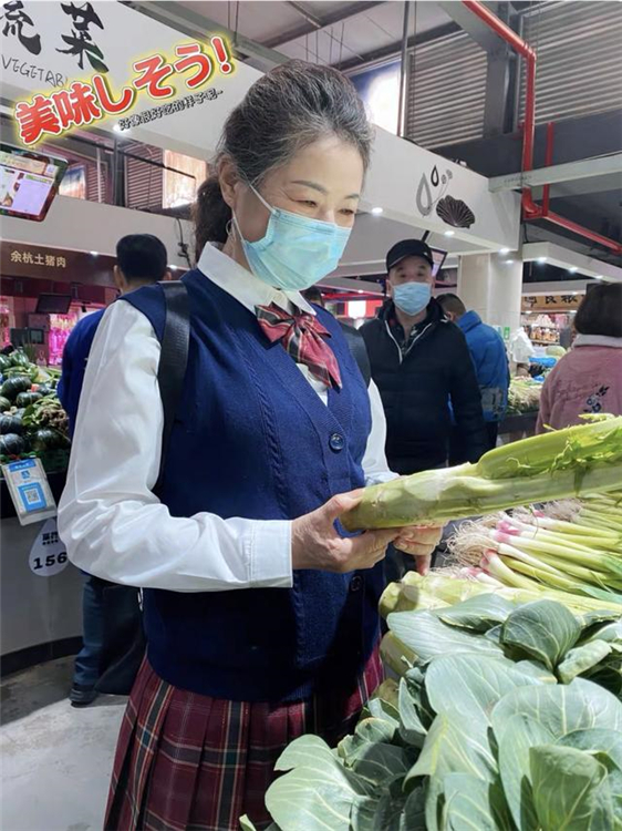 68岁奶奶穿“JK制服”狂吸粉，背影年轻被叫姐姐