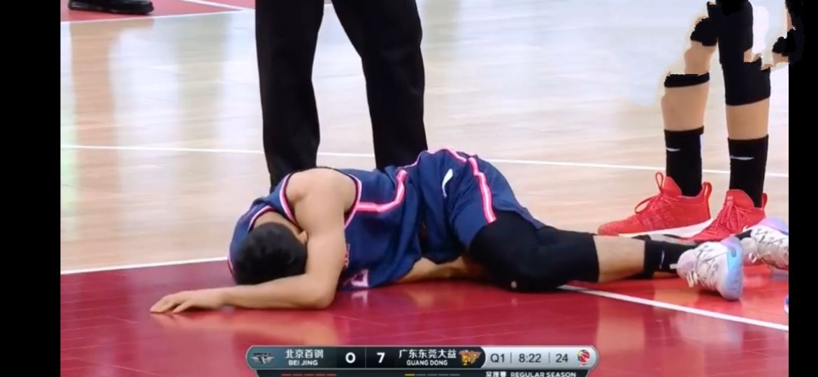 Pray! Big Zhan Xujie of Beijing another name for Guangdong Province suffers serious injury, fall down not to rise + painful clap, guangdong gains the championship too rough