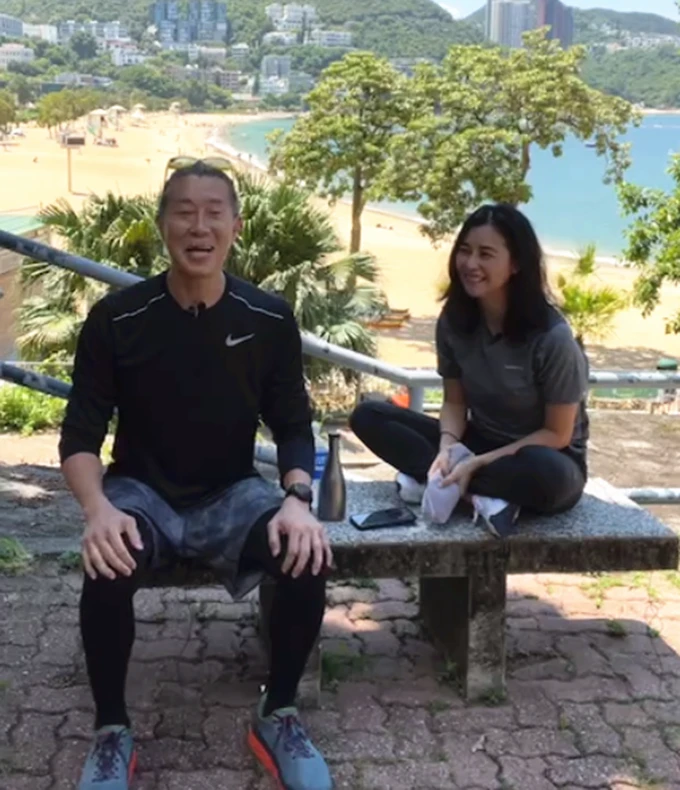 郑伊健夫妇首次直播，蒙嘉慧没生娃肚子却长两