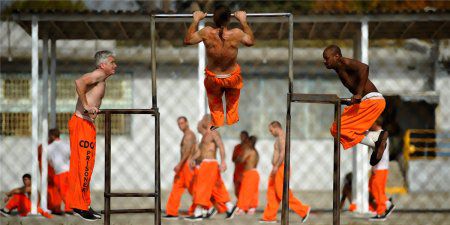 美国监狱里的肌肉大块头，如何在「营养不足」的情况下保持身材？