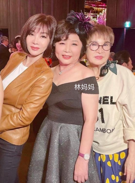 林心如4歲女兒近照曝光，穿連衣裙抱霍建華大腿撒嬌，太像洋娃娃