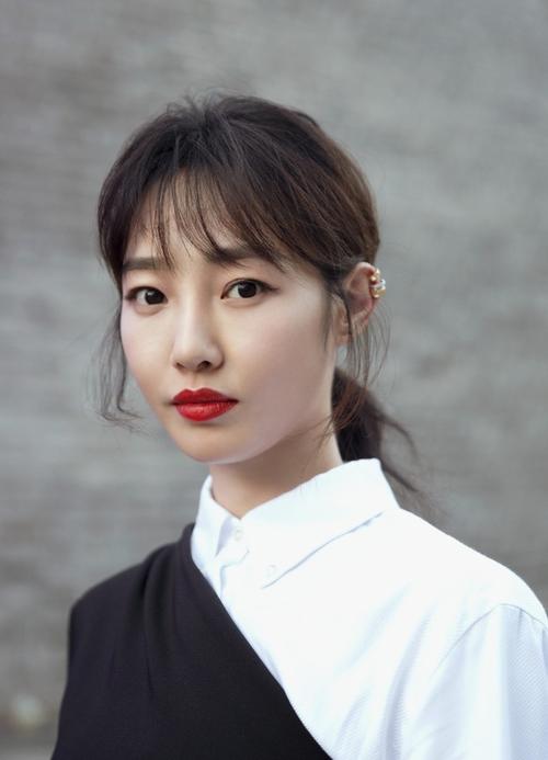 白百何再爆新恋情！深夜被神秘男子搂腰举止亲