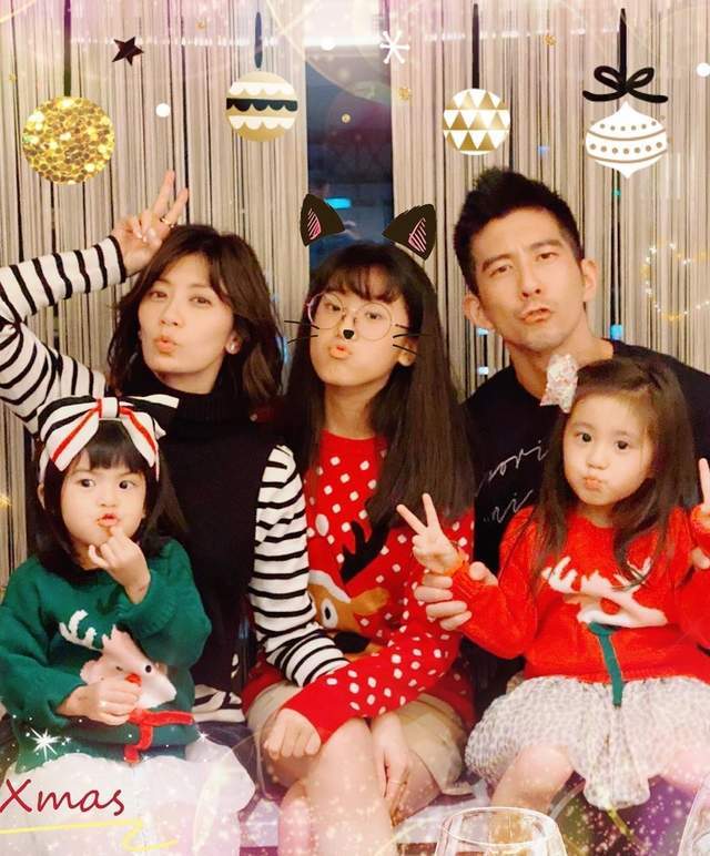 贾静雯圣诞节晒照，咘咘收获礼物造型甜美，波妞虎牙抢镜像小恶魔