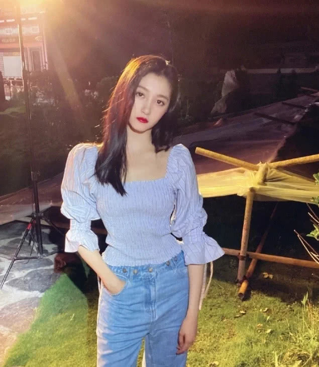 关晓彤深夜在户外拍照，谁注意到她脚下是什么