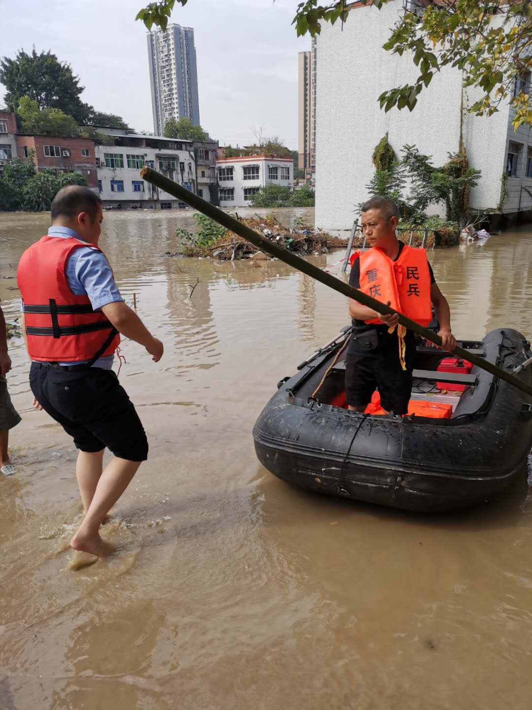 抗洪|大爷就是大爷 游泳回家抢物资