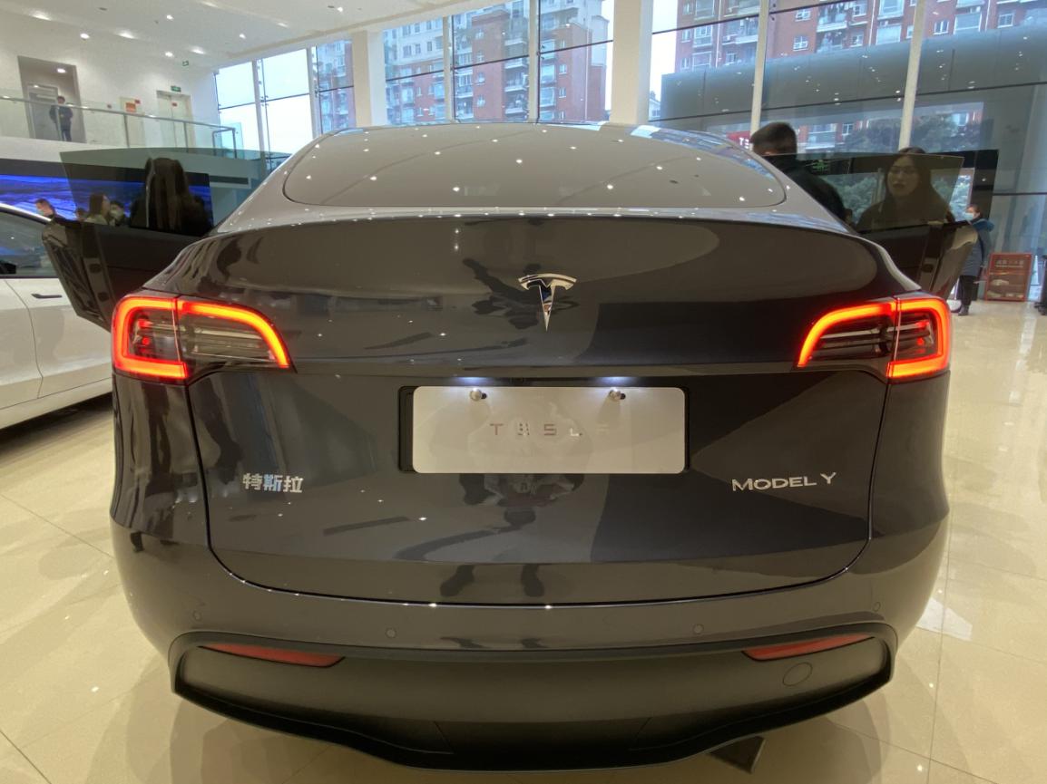 实探特斯拉Model Y|降维打击实在厉害，到店人数骤然陡增