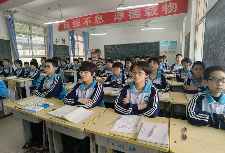 邯郸：临漳县第四中学举行拜祭孔子诞辰仪式暨尊师敬贤报告会