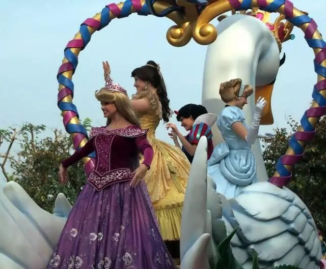 To realize princess dream of the daughter, play essence old father with one's own hands tailor about a hundred " blackart " skirt explodes sth resembling a net of network of fire