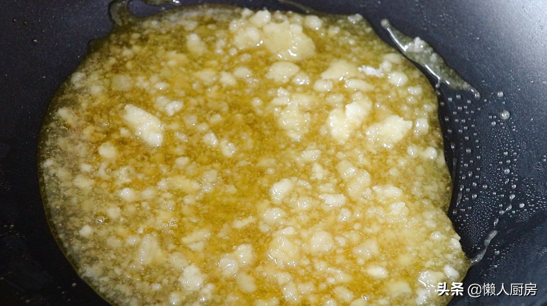 花生米不加一滴水，撒點白糖熬一下，比油炸得更好吃，香甜酥脆