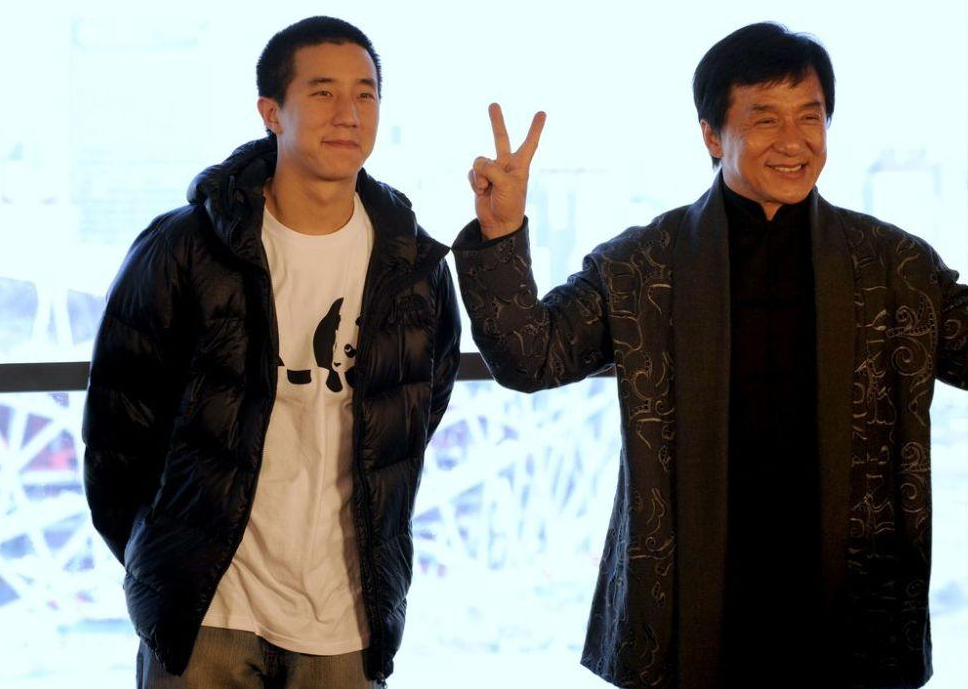 洪金寶長子與妻兒團聚痛哭，3層豪華別墅曝光，裝修簡單擺設雜亂