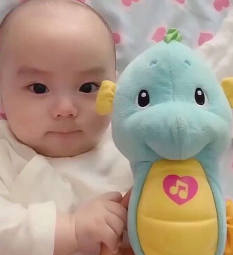 孩子的模仿能力有多强？家长们一定想不到，忍不住笑出了声