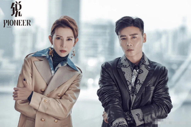 蔡少芬張晉合體拍大片，貼臉摟肩秀足恩愛，結婚13年仍如膠似漆