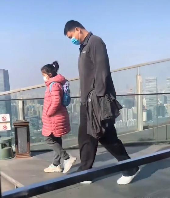 姚明一家三口外出，10歲女兒鞋子似40碼背包迷你，儀態超像爸