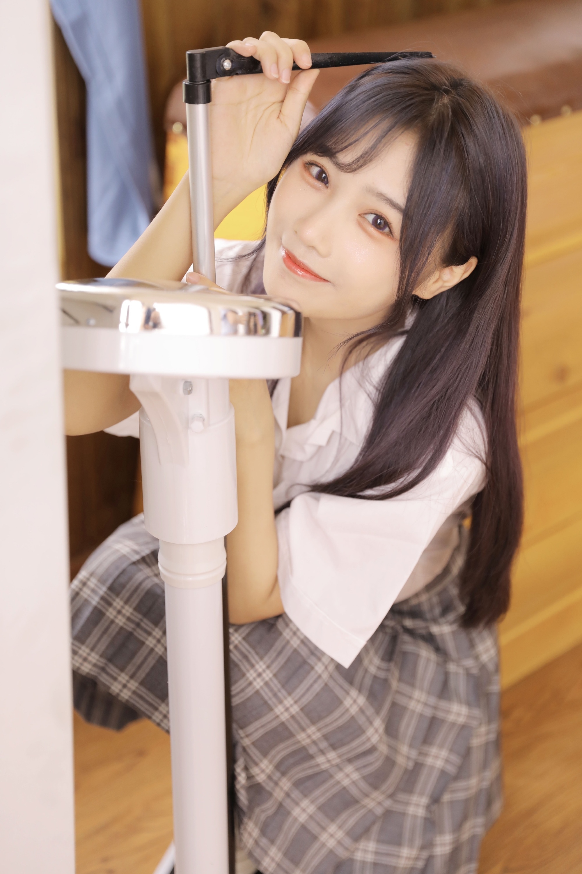 苏杉杉百褶裙制服写真,像是学生时代里可爱的学妹,更显俏皮魅力