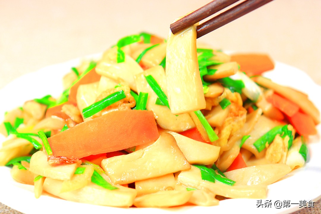 Naturally paired with leeks!  A simple stir-fry, delicious, tender and more fragrant than meat, children rush to eat at the table