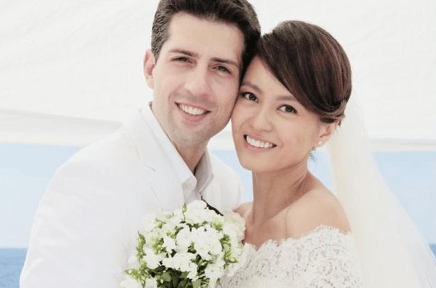 梁咏琪一家三口散步，6岁女儿身高快到妈妈肩膀，五官精致超漂亮