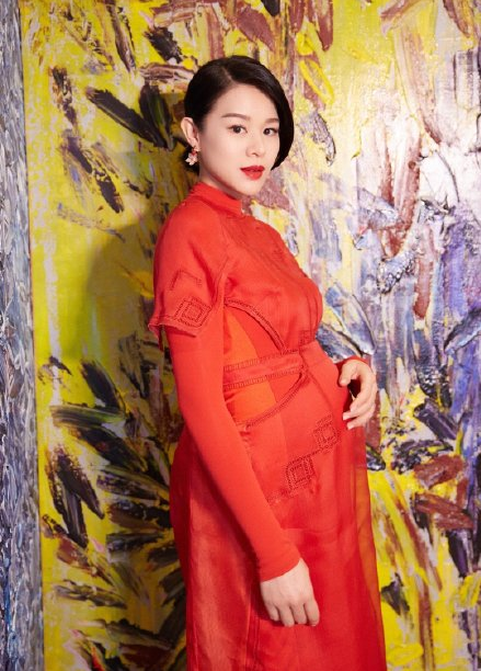 胡杏兒探班胡定欣馬國明，手撫超大孕肚母愛爆棚，孕晚期狀態超佳