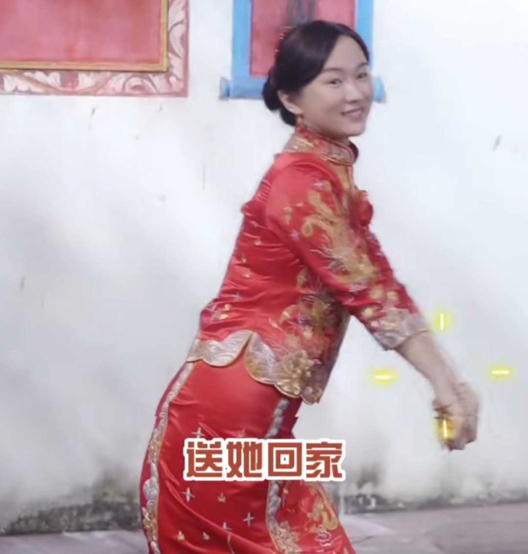 霍思燕儿子嗯哼曝近照，外型帅气站姿笔直，细胳膊瞩目婴儿肥消失