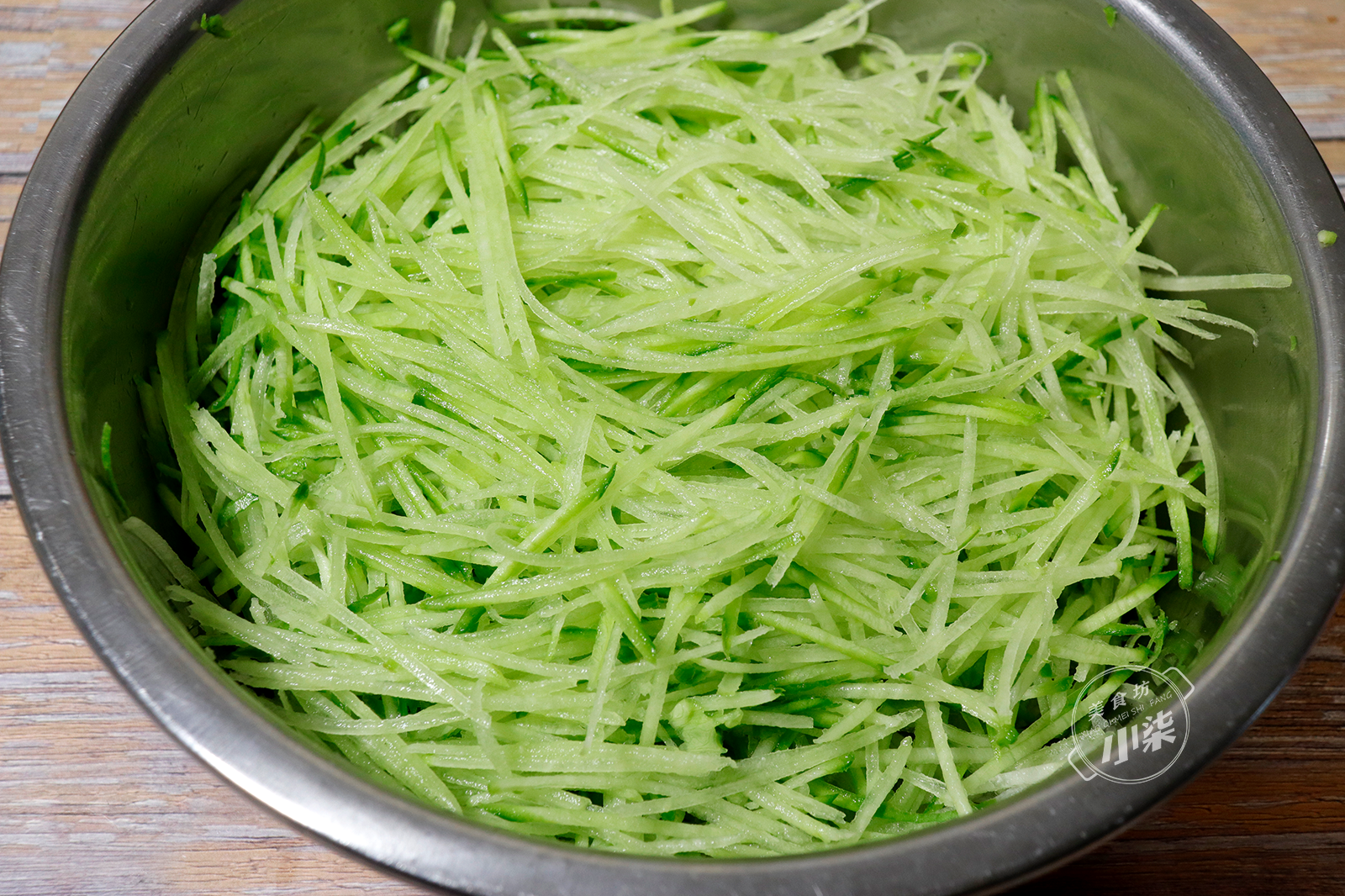 立冬後，想吃蘿蔔餡餅，學會這樣做，不破皮不露餡，個個皮薄如紙