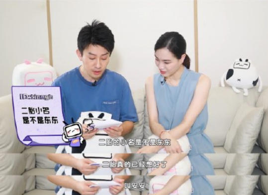 吴敏霞挺孕肚现身机场！皮肤白皙四肢纤细，老公在旁推行李