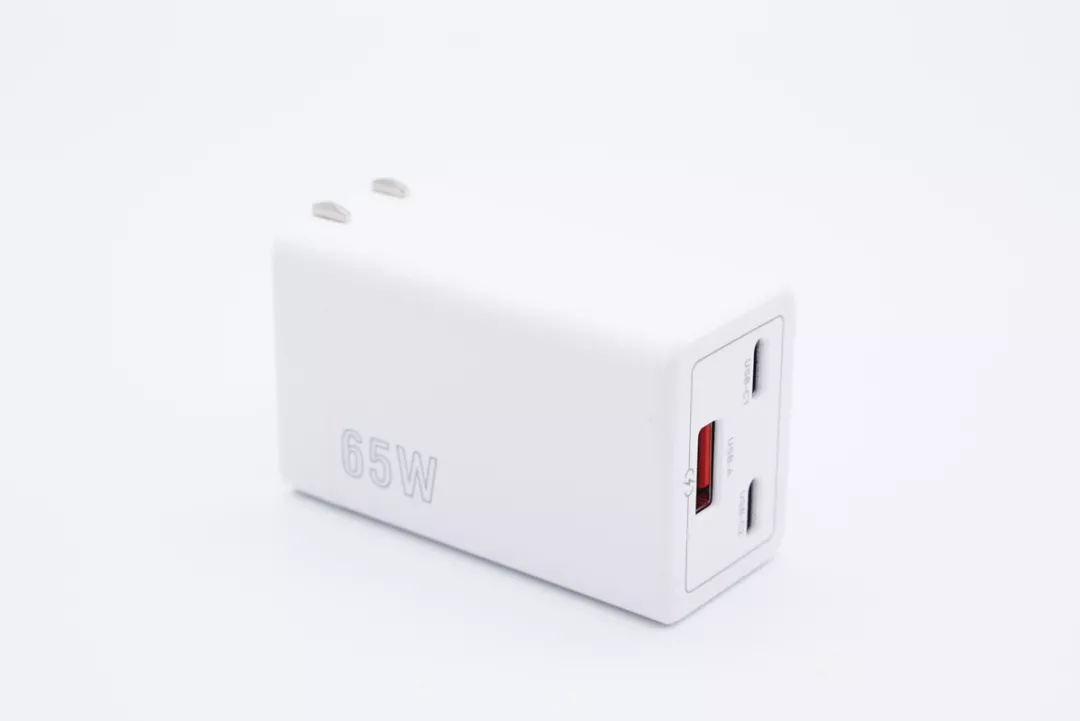 iPhone 13新机即将发布，35家工厂推出上百款快充新品