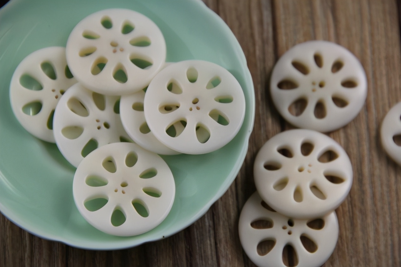 Boiled lotus root slices tend to turn black?  The chef teaches you a trick to ensure that the lotus root slices are not black, white, crisp and tasty