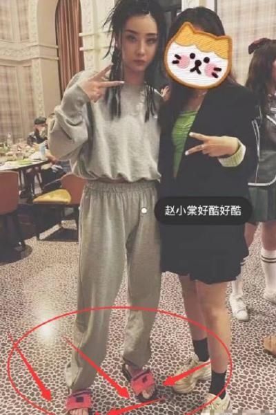 青2庆功宴现场！蔡徐坤西装现身，赵小棠休闲装扮引网友热议