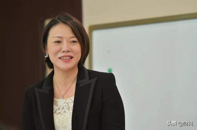 低调的中国女首富，坐拥2000亿财富，却嫁给了自己公司的员工