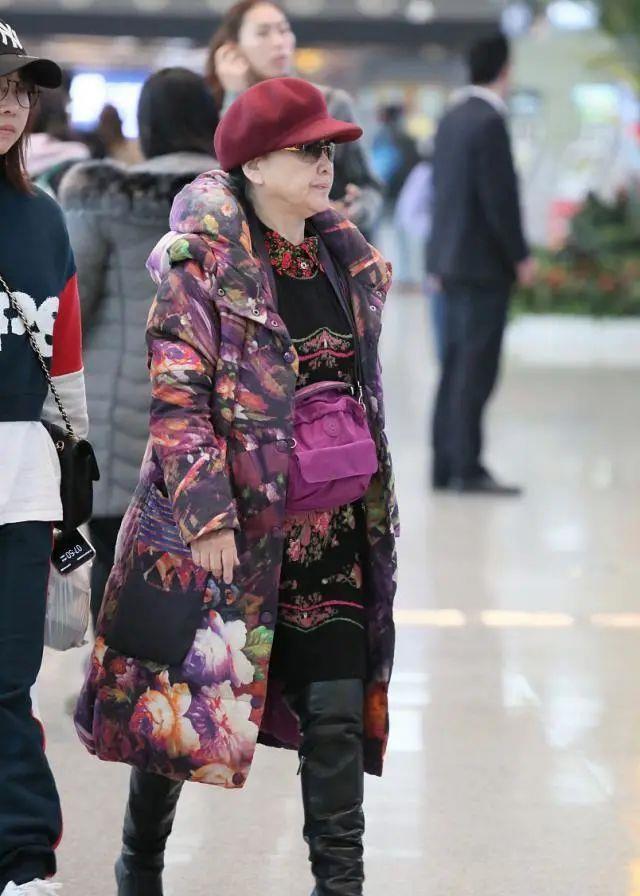 76岁李谷一台上台下差距大，穿花袄花裙走机场，皱纹满面太苍老