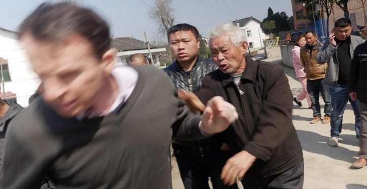 BBC的“阴间滤镜”记者：新疆群众准备起诉他，没办出境手续溜去台湾