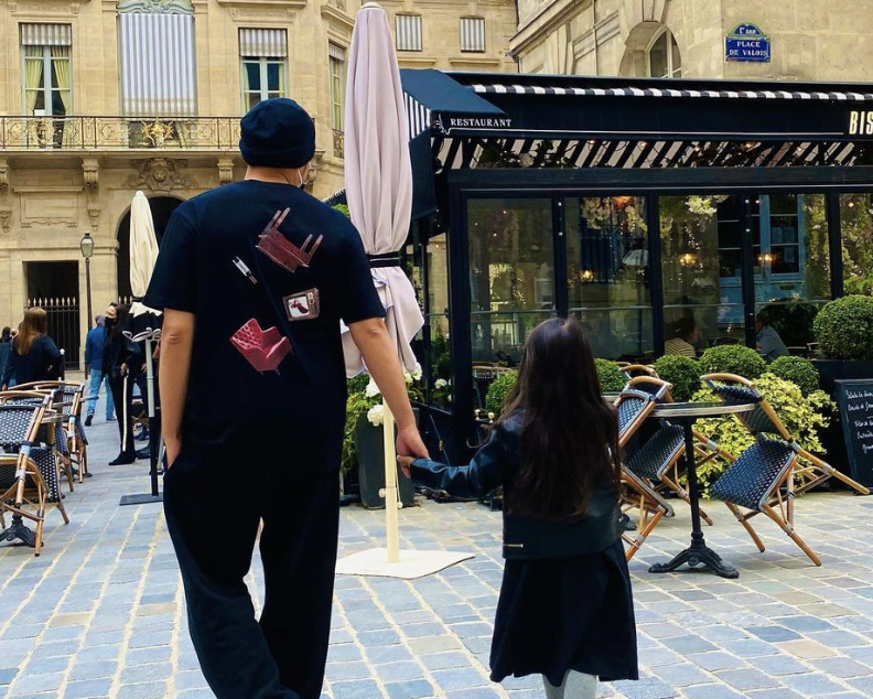 周杰伦携昆凌巴黎观战梅西球赛，赛前播放《Mojoto》周董直呼惊喜