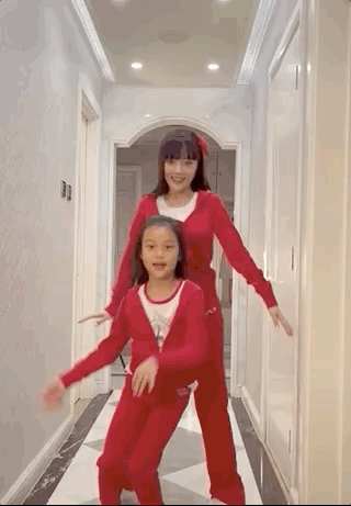 李小璐母親節曬母女視頻，各種風格切換，甜馨身高直逼媽媽肩膀