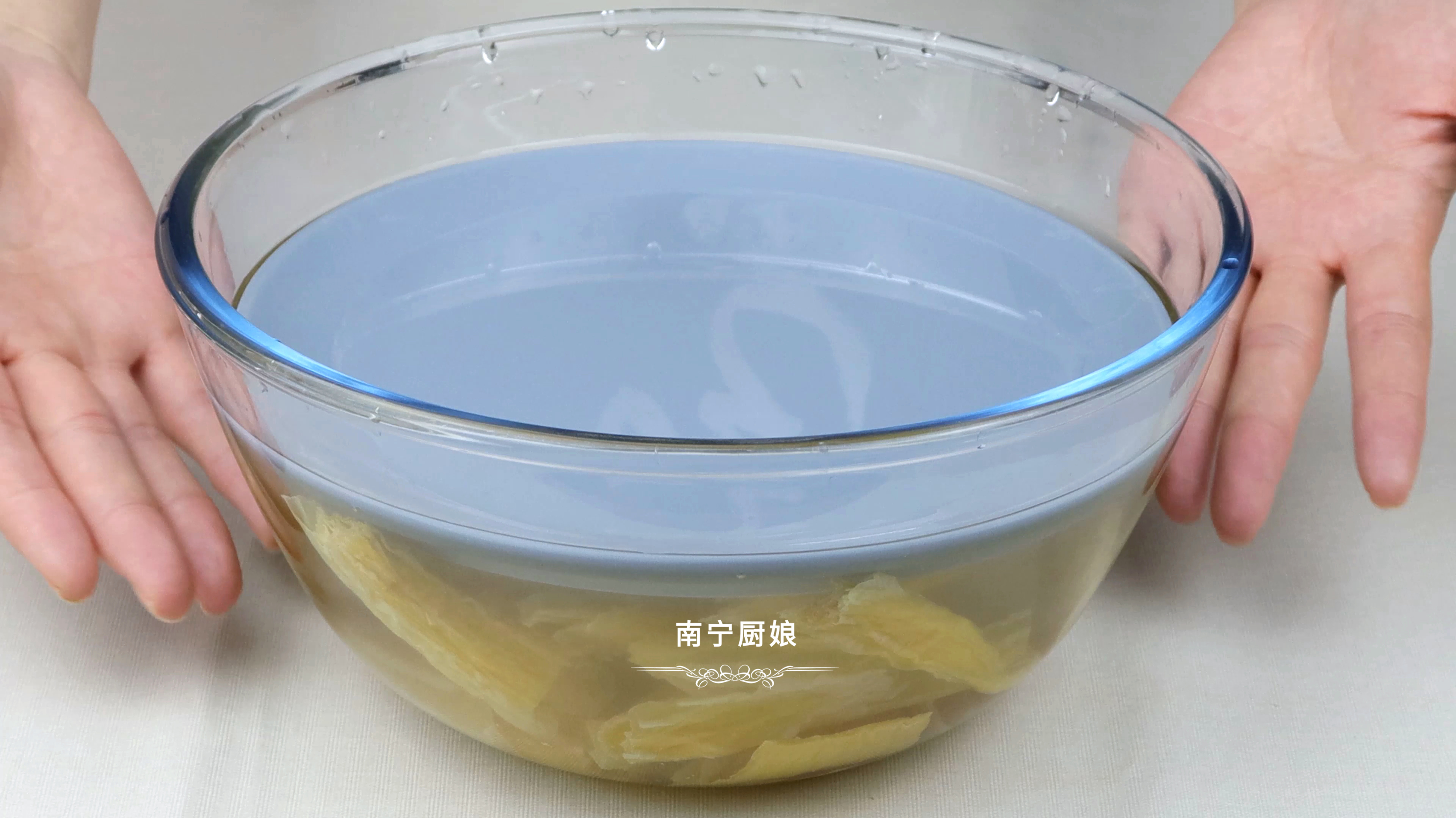 泡腐竹時，很多人把水放錯了，大廚教你一招，泡發快速還沒有硬芯