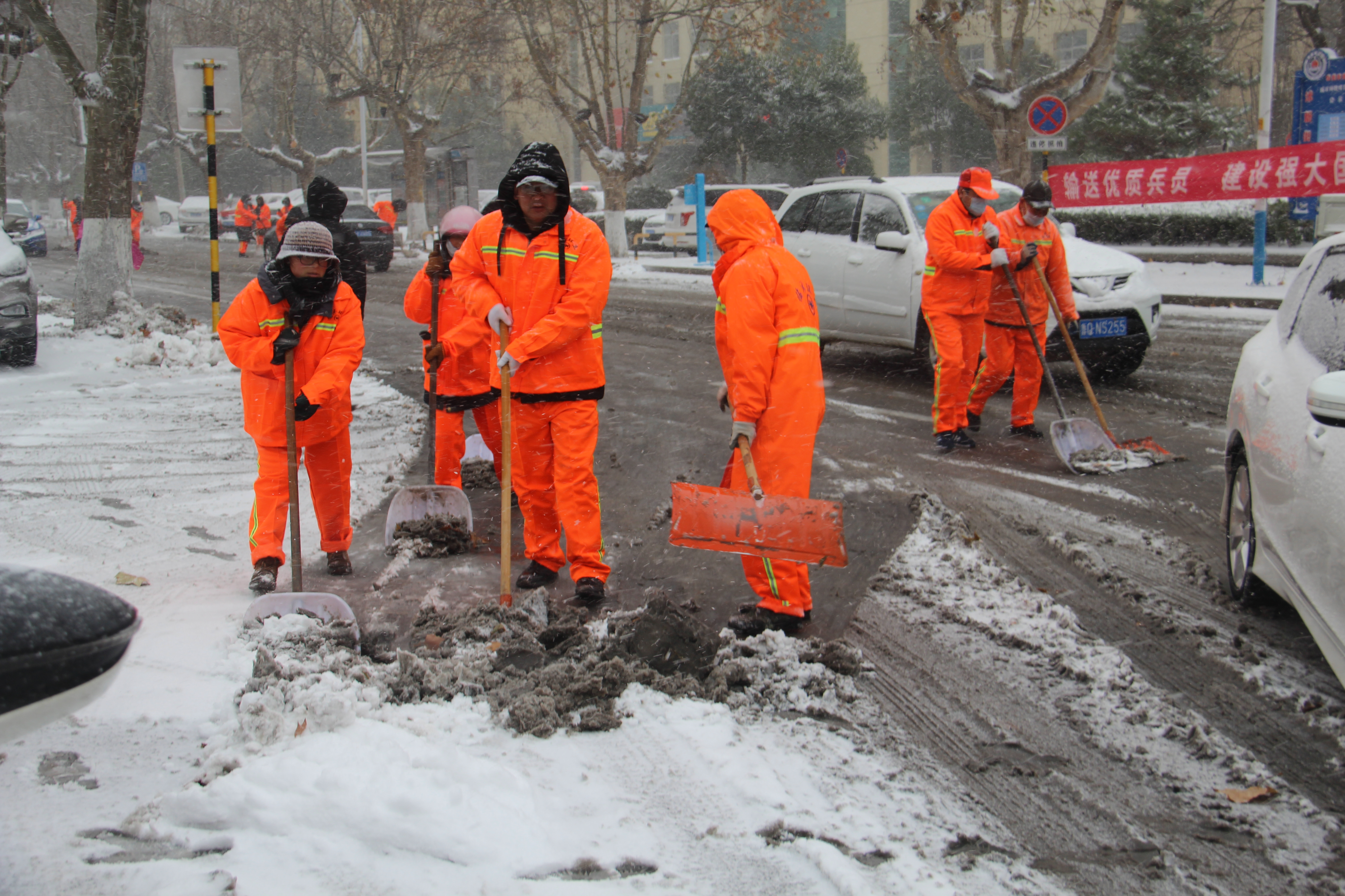 临沭县综合行政执法局全员出动扫冰雪确保市民安全出行