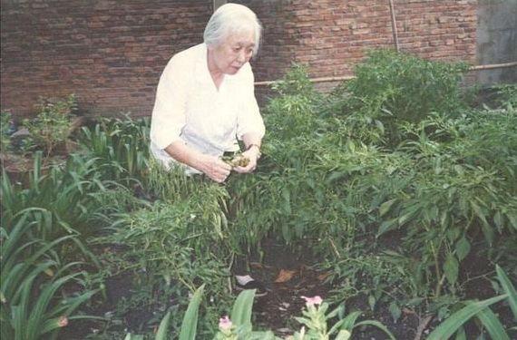 开国中将回乡探亲，住一晚扭头就走，亲友愤怒，30年后才知实情