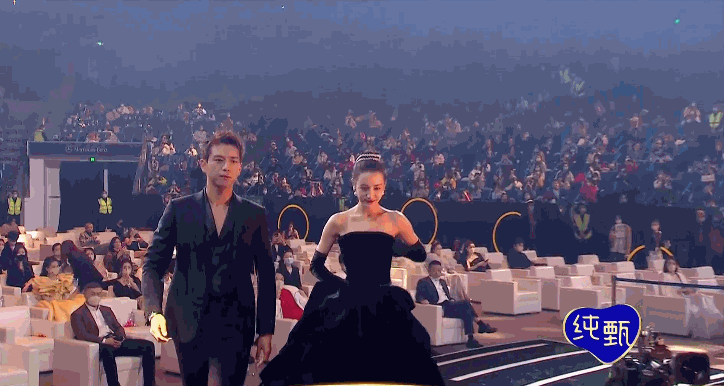 微博之夜的“名场面”：肖战为杨紫提裙，李现