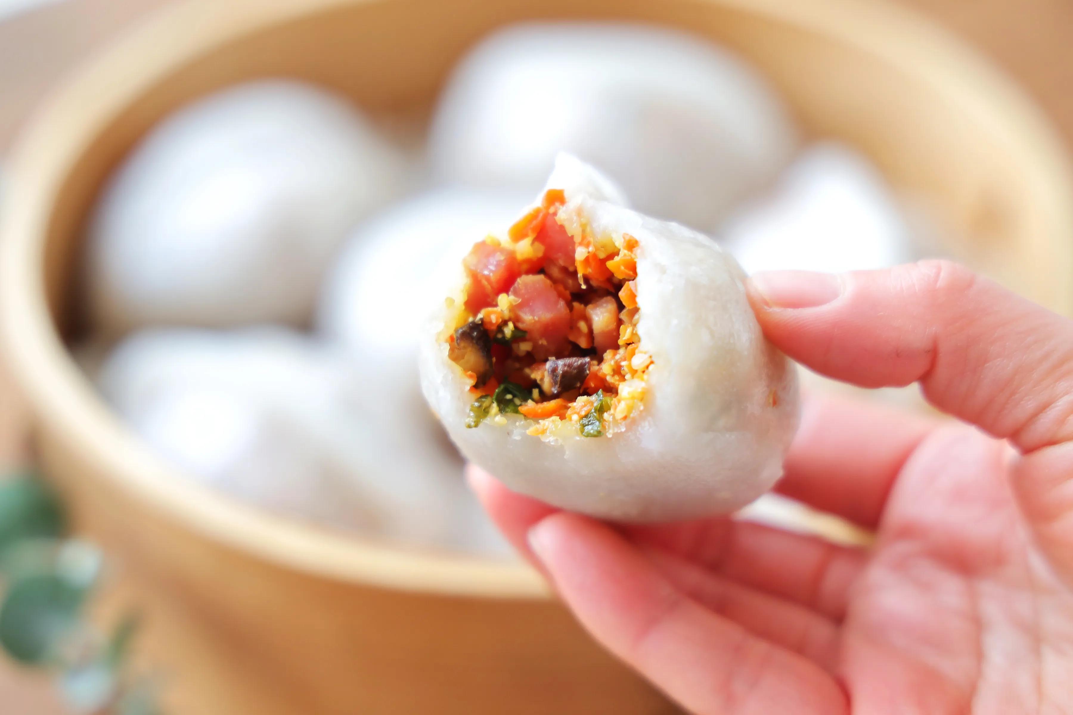 比包子饅頭還好吃，外皮有嚼勁，餡料滿滿，一次吃3個都不過癮！