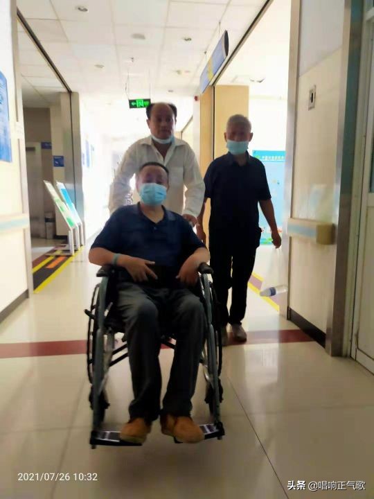河北衡水爱家乡志愿者助力七旬老人医院体检