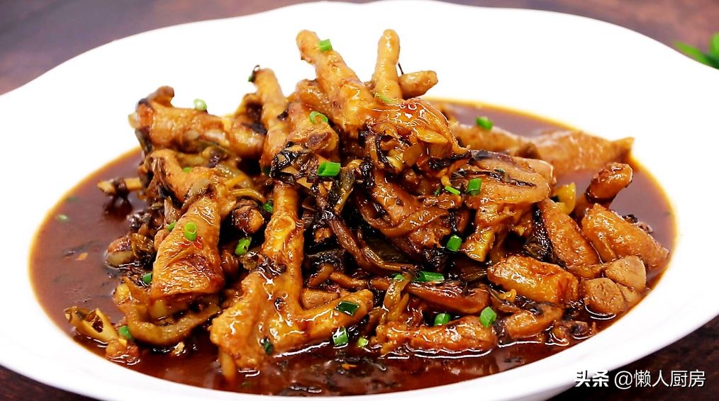 这是鸡爪的新做法，配上一点酸菜，开胃下饭，酥烂脱骨