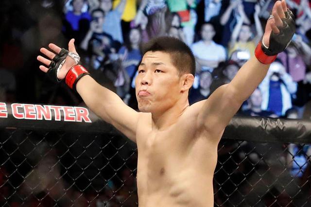 李景亮对战奇马耶夫，网友：这回不是国内艺人，不是那么好欺负的