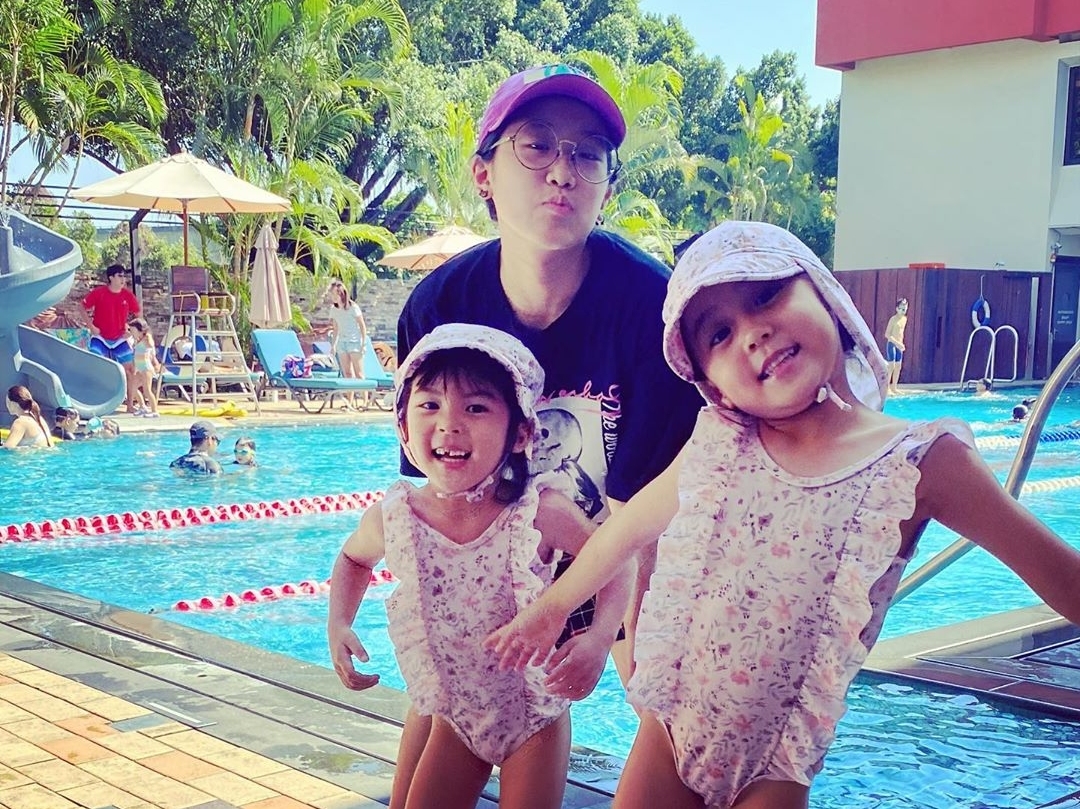 梧桐妹晒与妈妈妹妹同框，波妞戴卷发器爱臭美，贾静雯素颜仍年轻