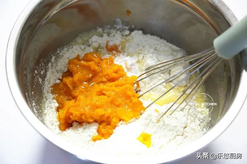 搅一搅，拌一拌就上锅蒸，和蛋糕一样好吃，冬天做简单又热乎