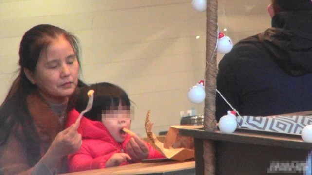 郭富城一家四口罕見同框，夫妻挽手很甜蜜，倆女兒正面超可愛