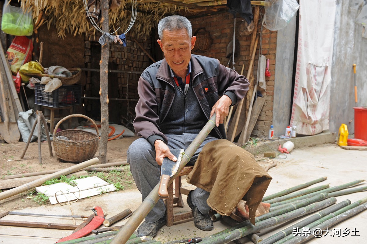 6旬夫妻图安静居山中窑洞，长3.6米土炕吸睛，挤挤可睡10人