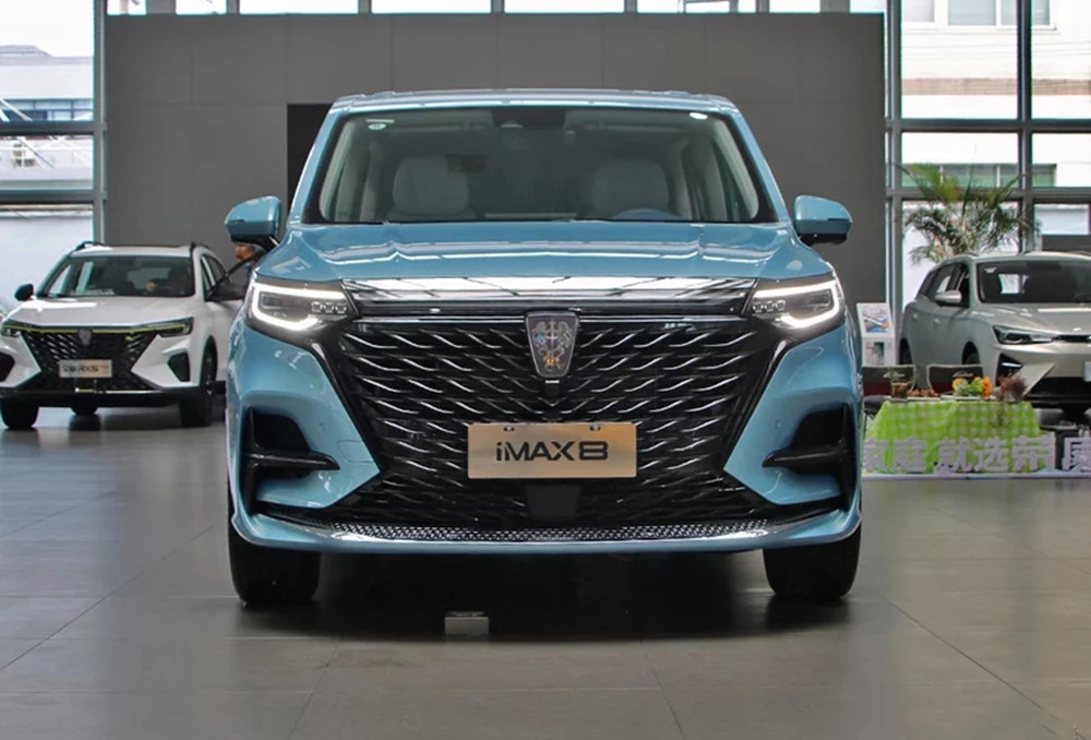 外观方面,新款荣威imax8前脸使用了更大尺寸的格栅造型设计,内部加入