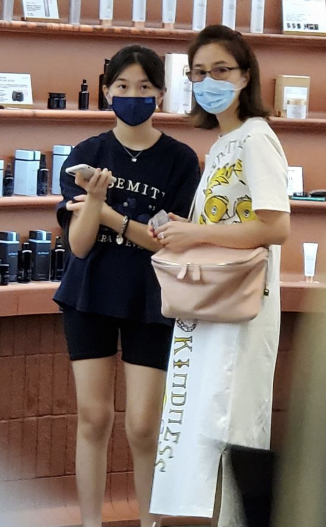 張家輝攜妻女外出享家庭樂，15歲女兒身高矚目，亭亭玉立像關(guān)詠荷